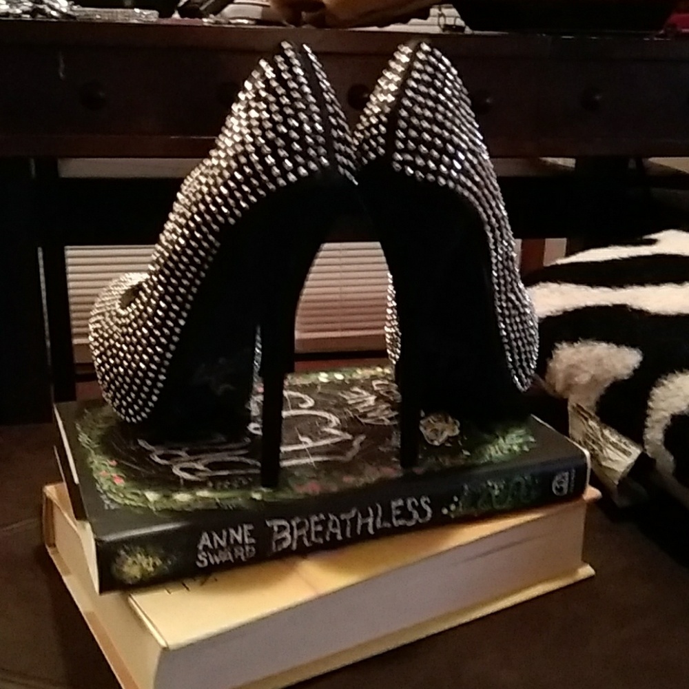 Shoes - Picture 5 of 8